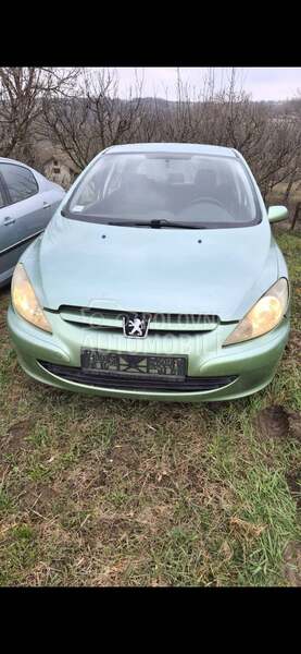 Prednji branik zeleni KSMC za Peugeot 307 od 2001. do 2005. god.