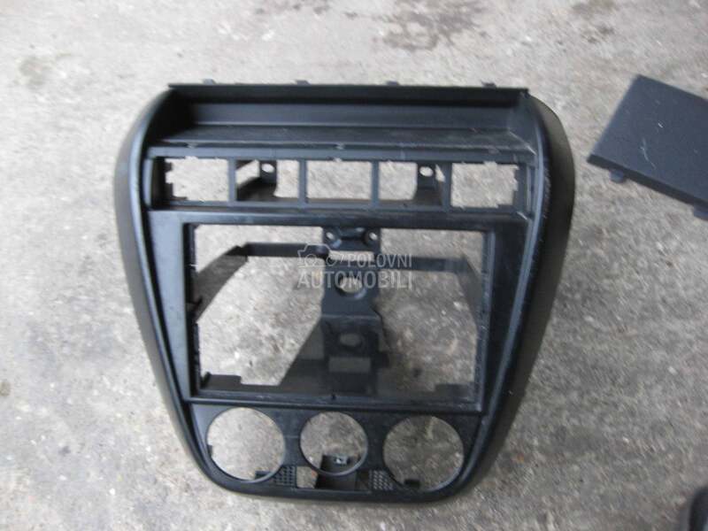 Sredisnja konzola za Volkswagen Fox od 2005. do 2010. god.