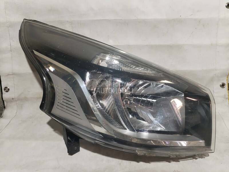 268. Far desni Renault Trafic