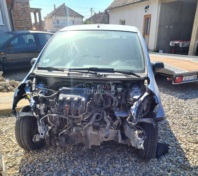 Honda Jazz 2004. god. -  kompletan auto u delovima