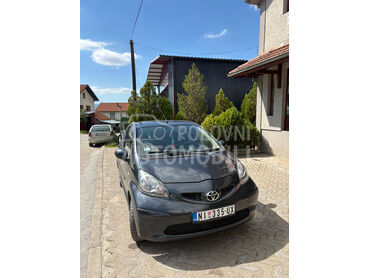 Toyota Aygo  (može zamena), 2.550 €, 2006. Hečbek, Benzin | 998 cm3, 185.000 km, 50kW (68 KS), Manuelni 5 brzina, 2/3 vrata, 4 sedišta, Surdulica