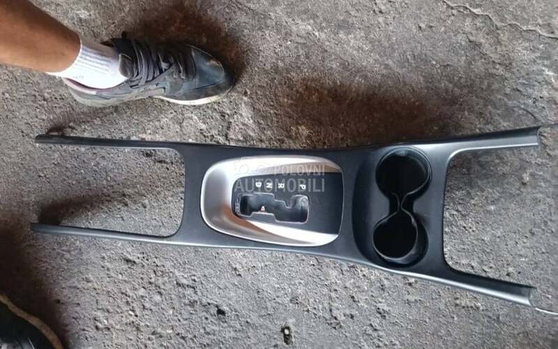 Plastika oko menjaca za Fiat Freemont