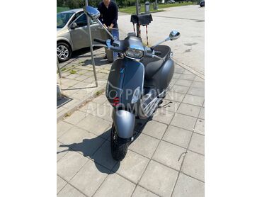 Vespa Sprint 50 4T SPORT, 3.049 €, 2023. , 49 cm3, 4.000 km, 2kW (3 KS), Scooter, Novi Sad