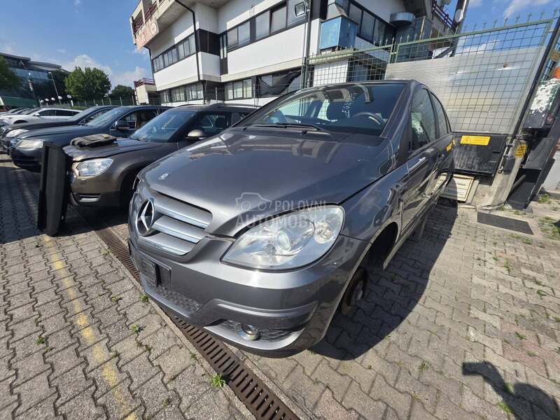 Mercedes Benz B Klasa 2010. god. -  kompletan auto u delovima