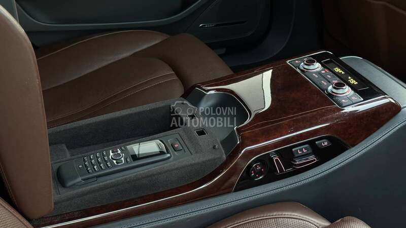 Audi A8 2011 photo 2
