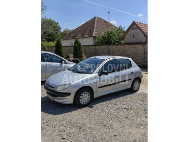 Peugeot 206 1.4b, 1.350 €, 2002. Hečbek, Benzin | 1360 cm3, 299.000 km, 55kW (75 KS), Manuelni 5 brzina, 4/5 vrata, 5 sedišta, Zrenjanin
