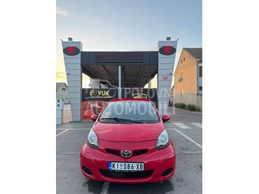 Toyota Aygo 1.0, 2.650 €, 2009. Hečbek, Benzin | 998 cm3, 137.200 km, 50kW (68 KS), Manuelni 5 brzina, 2/3 vrata, 4 sedišta, Nakovo