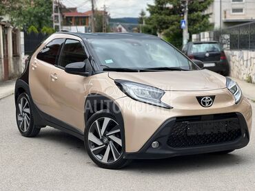 Toyota Aygo X BiColour (može zamena), 15.990 €, 2023. Hečbek, Benzin | 999 cm3, 30.000 km, 53kW (72 KS), Automatski / poluautomatski, 4/5 vrata, 5 sedišta, Novi Pazar