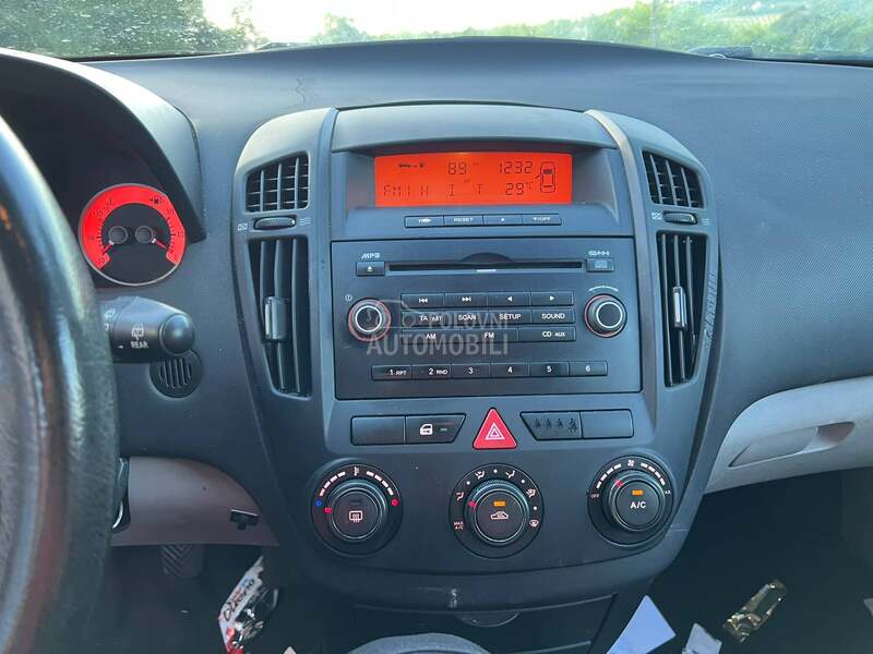 Fabricki radio za Kia cee`d