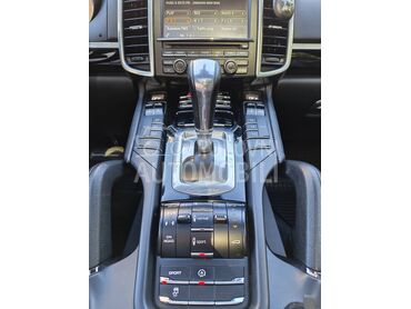 Porsche Cayenne  (može zamena), 21.000 €, 2013. Džip/SUV, Dizel | 2967 cm3, 240.000 km, 180kW (245 KS), Automatski / poluautomatski, 4/5 vrata, 5 sedišta, Voždovac