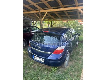 Opel Astra H astra h, 2.300 €, 2005. Limuzina, Benzin | 1600 cm3, 1.800.000 km, 77kW (105 KS), Manuelni 5 brzina, 4/5 vrata, 5 sedišta, Miraševac