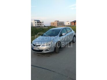 Opel Astra J, 4.300 €, 2011. Hečbek, Benzin | 1398 cm3, 234.000 km, 74kW (101 KS), Manuelni 5 brzina, 4/5 vrata, 5 sedišta, Novi Sad