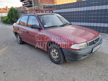 Opel Astra F 1.6, 950 €, 2000. Limuzina, Benzin + Gas (TNG) | 1598 cm3, 258.000 km, 55kW (75 KS), Manuelni 5 brzina, 4/5 vrata, 5 sedišta, Paraćin