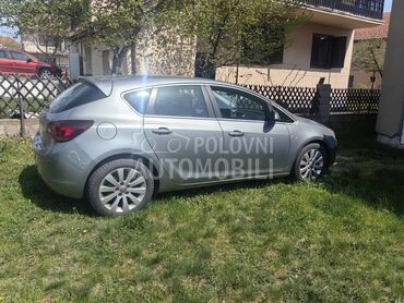 Opel Astra J , 5.000 €, 2011. Limuzina, Dizel | 1686 cm3, 232.359 km, 92kW (125 KS), Manuelni 6 brzina, 4/5 vrata, 5 sedišta, Bor
