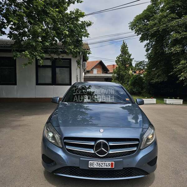 Mercedes-Benz A 180 2014 photo 2
