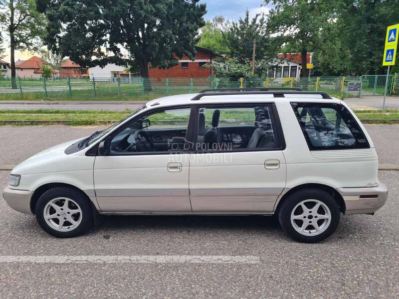 Mitsubishi Space Wagon 2000 photo 2