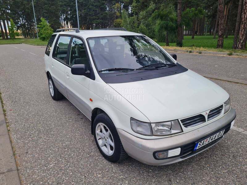 Mitsubishi Space Wagon 2000 photo 4
