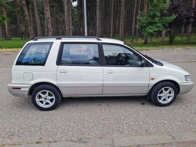 Mitsubishi Space Wagon 2000 photo 5