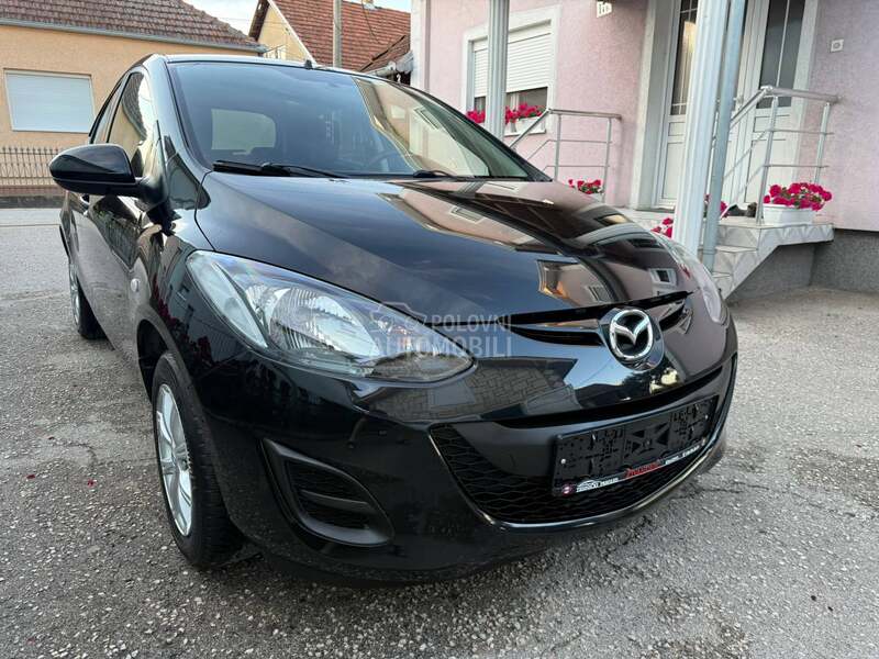 Mazda 2 2015 photo 3