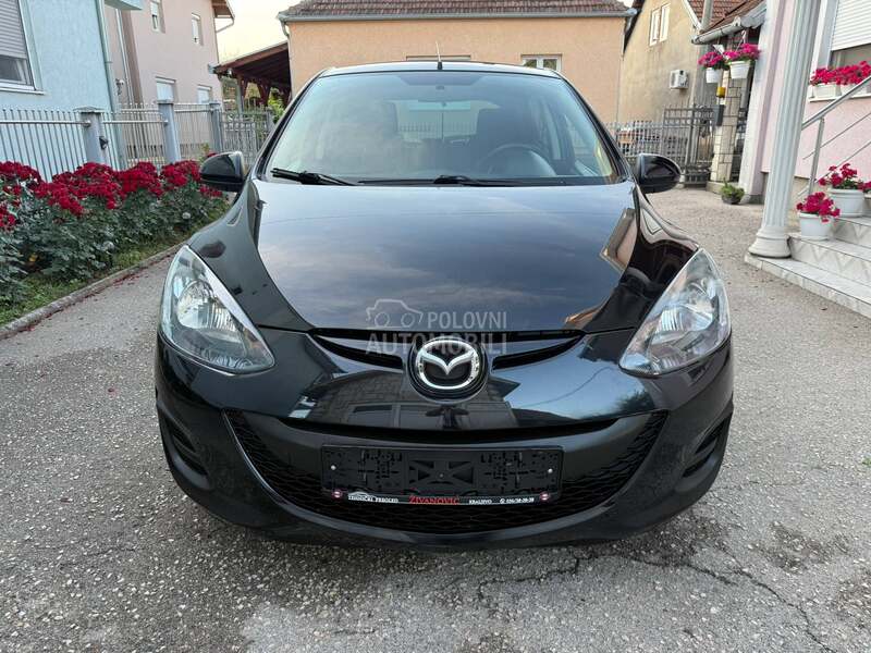 Mazda 2 2015 photo 4
