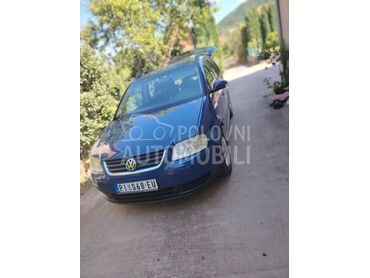 Volkswagen Touran 1.9 tdi (može zamena), 2.750 €, 2003. Monovolumen (MiniVan), Dizel | 1896 cm3, 235.000 km, 74kW (101 KS), Manuelni 6 brzina, 4/5 vrata, 5 sedišta, Crvena Reka