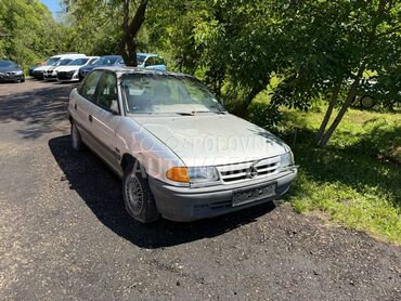 Opel Astra F 1.8, 250 €, 1996. Limuzina, Benzin | 1798 cm3, 200.000 km, 85kW (116 KS), Manuelni 5 brzina, 4/5 vrata, 5 sedišta, Beograd