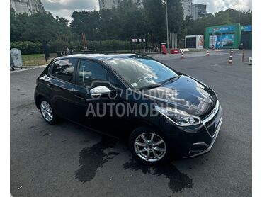 Peugeot 208 1.2, Signature, 8.500 €, 2019. Hečbek, Benzin | 1199 cm3, 30.000 km, 60kW (82 KS), Manuelni 5 brzina, 4/5 vrata, 5 sedišta, Novi Beograd