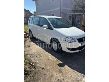 Volkswagen Touran, 4.500 €, 2008. Limuzina, Dizel | 1968 cm3, 226.000 km, 103kW (140 KS), Manuelni 6 brzina, 4/5 vrata, 5 sedišta, Beograd