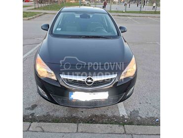 Opel Astra J, 4.600 €, 2010. Limuzina, Benzin + Gas (TNG) | 1400 cm3, 260.000 km, 72kW (98 KS), Manuelni 5 brzina, 4/5 vrata, 5 sedišta, Ruma