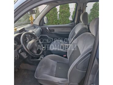 Citroen Berlingo Citroen Berlingo, 3.000 €, 2007. Pickup, Dizel | 1600 cm3, 218.000 km, 66kW (90 KS), Manuelni 5 brzina, 2/3 vrata, 5 sedišta, Svilajnac