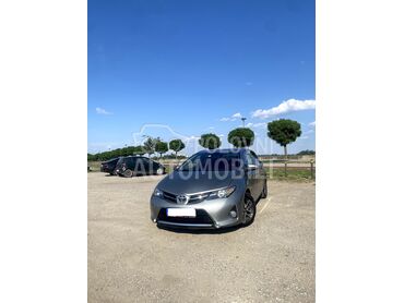 Toyota Auris, 9.000 €, 2014. Hečbek, Benzin | 1598 cm3, 125.000 km, 97kW (132 KS), Manuelni 6 brzina, 4/5 vrata, 5 sedišta, Novi Sad