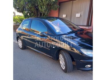 Peugeot 206 1.1, 950 €, 2002. Hečbek, Benzin | 1124 cm3, 240.000 km, 44kW (60 KS), Manuelni 5 brzina, 2/3 vrata, 5 sedišta, Paraćin