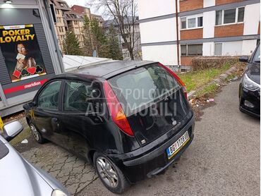 Fiat Punto fiat punto, 550 €, 2002. Hečbek, Benzin + Gas (TNG) | 1200 cm3, 241.000 km, 70kW (95 KS), Manuelni 5 brzina, 2/3 vrata, 5 sedišta, Beograd