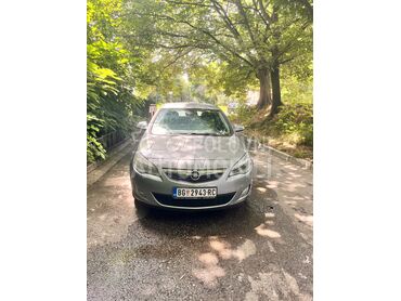 Opel Astra J, 4.100 €, 2010. Hečbek, Benzin | 1598 cm3, 198.950 km, 85kW (116 KS), Manuelni 5 brzina, 4/5 vrata, 5 sedišta, Zemun