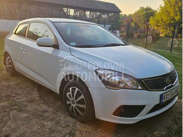Kia pro_cee`d 1.4 CVVT, 5.500 €, 2012. Hečbek, Benzin | 1396 cm3, 109.000 km, 73kW (99 KS), Manuelni 5 brzina, 2/3 vrata, 5 sedišta, Kovin