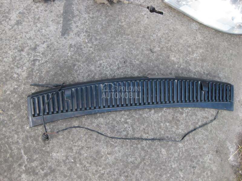 Središnja plastika sa prskalic za Volkswagen Sharan od 2001. do 2004. god.