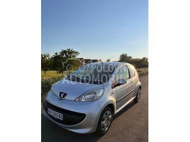 Peugeot 107 107, 2.500 €, 2006. Hečbek, Benzin | 998 cm3, 148.037 km, 50kW (68 KS), Manuelni 5 brzina, 2/3 vrata, 4 sedišta, Novi Sad