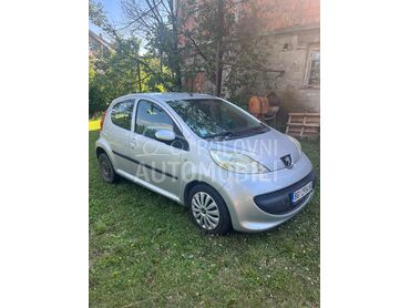 Peugeot 107, 2.800 €, 2008. Hečbek, Benzin | 998 cm3, 177.867 km, 50kW (68 KS), Manuelni 5 brzina, 4/5 vrata, 4 sedišta, Čukarica