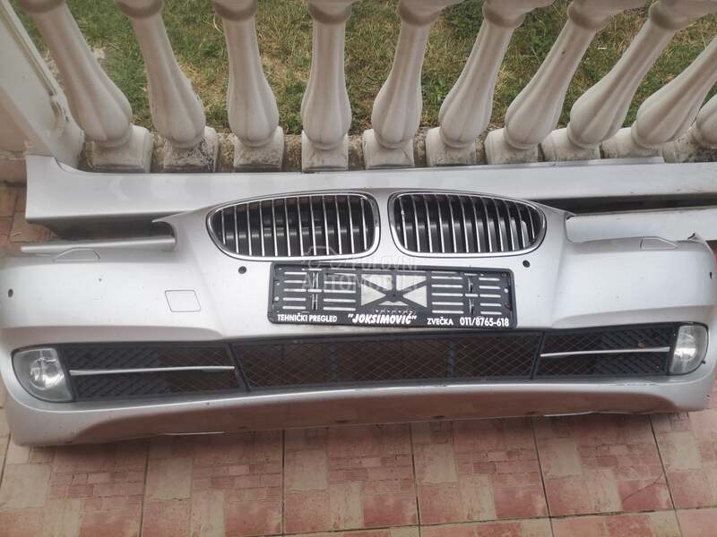 Prednji branik  u sivoj boji za BMW 520