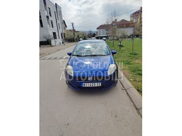 Fiat Grande Punto Fiat Grande Punto, 2.599 €, 2006. Hečbek, Benzin | 1242 cm3, 210.000 km, 48kW (65 KS), Manuelni 5 brzina, 4/5 vrata, 5 sedišta, Niš