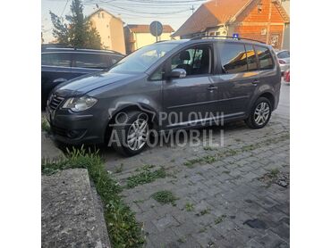 Volkswagen Touran 1.9tdi (može zamena), 2.850 €, 2007. Limuzina, Dizel | 1898 cm3, 30.000 km, 77kW (105 KS), Automatski / poluautomatski, 4/5 vrata, 7 sedišta, Novi Pazar