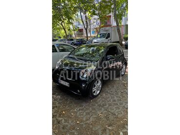 Toyota iQ 1,33, 7.000 €, 2009. Hečbek, Benzin | 1329 cm3, 140.000 km, 72kW (98 KS), Automatski / poluautomatski, 2/3 vrata, 4 sedišta, Zemun