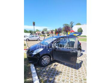 Toyota Yaris Toyota Yaris, 3.200 €, 2008. Limuzina, Benzin | 998 cm3, 227.000 km, 51kW (69 KS), Manuelni 5 brzina, 2/3 vrata, 5 sedišta, Pančevo