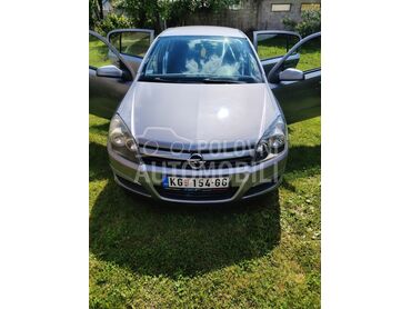 Opel Astra H, 2.500 €, 2005. Hečbek, Benzin | 1598 cm3, 240.000 km, 77kW (105 KS), Manuelni 5 brzina, 4/5 vrata, 5 sedišta, Kragujevac
