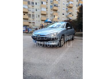 Peugeot 206 1.4, 1.200 €, 2002. Hečbek, Benzin | 1360 cm3, 300.000 km, 55kW (75 KS), Manuelni 5 brzina, 2/3 vrata, 5 sedišta, Čačak