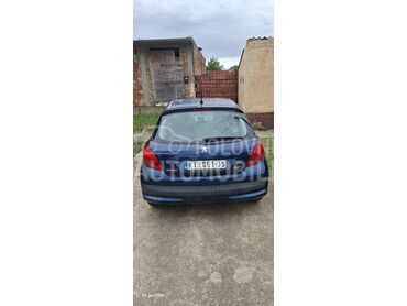Peugeot 207 Peugeot 207, 2.190 €, 2007. Hečbek, Benzin | 1360 cm3, 251.813 km, 55kW (75 KS), Manuelni 5 brzina, 4/5 vrata, 5 sedišta, Kikinda