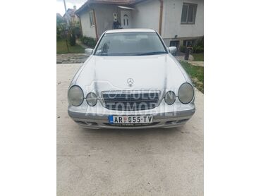 Mercedes Benz E 220, 1.400 €, 2001. Limuzina, Dizel | 2148 cm3, 320.000 km, 105kW (143 KS), Manuelni 6 brzina, 4/5 vrata, 5 sedišta, Aranđelovac