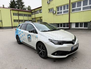 Toyota Auris Hybrid Sporttouring, 13.200 €, 2018. Karavan, Hibridni pogon (benzin) | 1798 cm3, 340.000 km, 73kW (99 KS), Automatski / poluautomatski, 4/5 vrata, 5 sedišta, Niš