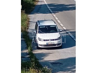 Volkswagen Touran 1.6TDI, 6.800 €, 2012. Monovolumen (MiniVan), Dizel | 1598 cm3, 226.000 km, 77kW (105 KS), Automatski / poluautomatski, 4/5 vrata, 7 sedišta, Beograd