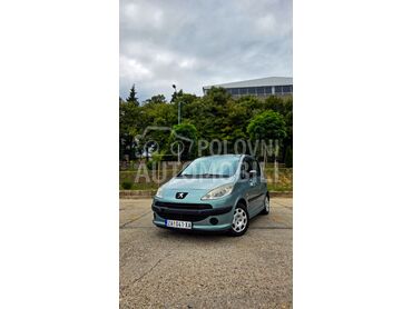 Peugeot 1007, 2.299 €, 2005. Hečbek, Benzin | 1360 cm3, 112.000 km, 54kW (73 KS), Manuelni 5 brzina, 2/3 vrata, 4 sedišta, Zaječar